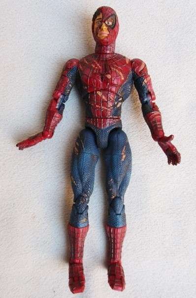 RARE 2002 MARVEL LEGENDS SPIDERMAN MOVIE - BATTLE RAVAGED SPIDERMAN!!