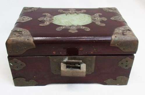 VINTAGE CHINESE JEWELLERY BOX IN NEED OF TLC!!