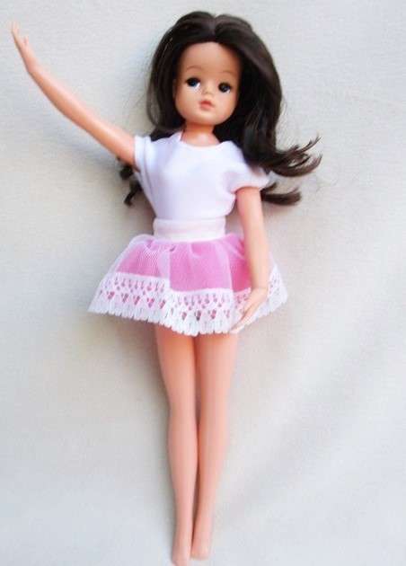 A VINTAGE 1980's SINDY DOLL WITH CENTER PARTING!!