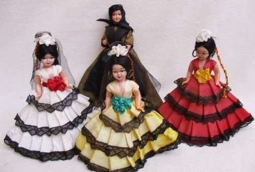 THREE PRETTY VINTAGE SPANISH SENORITAS AND THEIR DUENNA!!