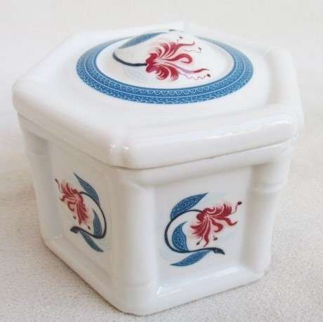 VINTAGE 1978  ELIZABETH ARDEN THE ROYAL PAVILION AT BRIGHTON 'MOON DYNASTY' POWDER BOX !!