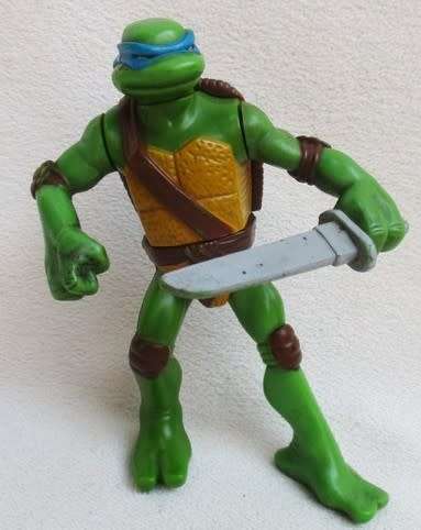 A SMALL 12CM TALL TEENAGE MUTANT NINJA TURTLE - LEONARDO!!