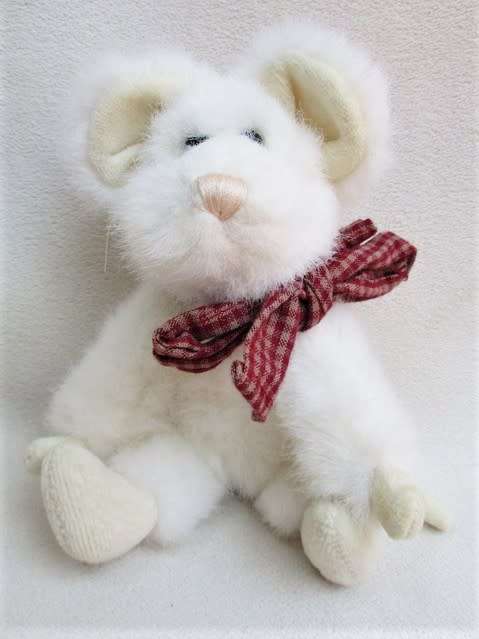A SMALL FULLY JOINTED BOYDS MOUSE FROM THEIR ARCHIVES SERIES!!