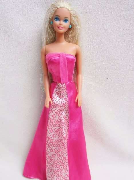 EXTREMELY VALUABLE?? STUNNING VINTAGE 1990's TINSEL HAIR BARBIE WITH DATE MISPRINT ON BACK!!