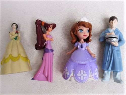 A GROUP OF TWENTY TWO HARD PLASTIC PRINCESSES AND OTHER DOLLIES - GREAT CHRISTMAS DELIGHT!!