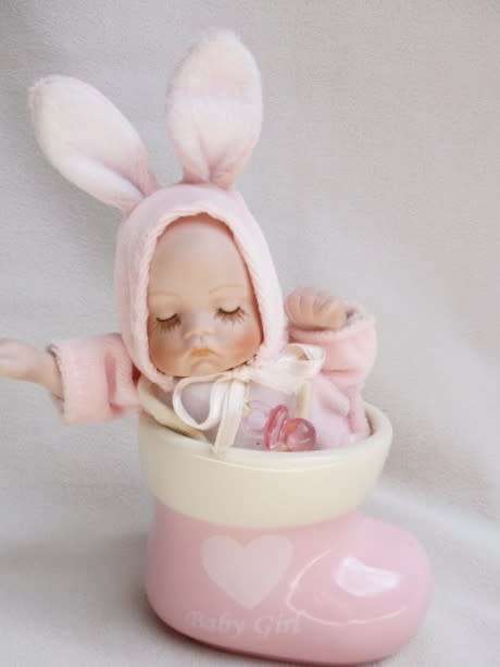 ADORABLE LITTLE PORCELAIN MUSICAL BUNNY BABY IN SHOE!!