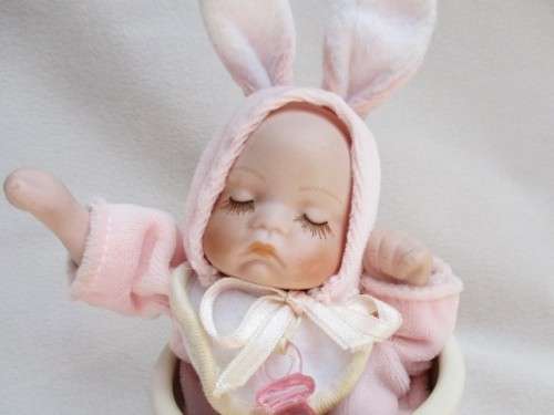 ADORABLE LITTLE PORCELAIN MUSICAL BUNNY BABY IN SHOE!!