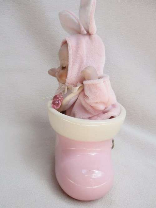 ADORABLE LITTLE PORCELAIN MUSICAL BUNNY BABY IN SHOE!!