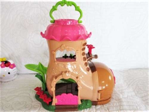 CUTE HELLO KITTY SHOE HOUSE PLUS SEVEN HELLO KITTY FIGURES