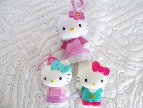 CUTE HELLO KITTY SHOE HOUSE PLUS SEVEN HELLO KITTY FIGURES