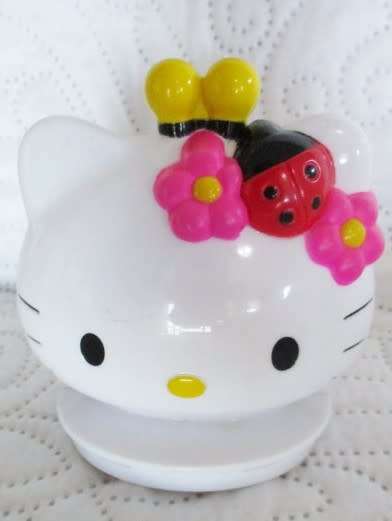 CUTE HELLO KITTY SHOE HOUSE PLUS SEVEN HELLO KITTY FIGURES