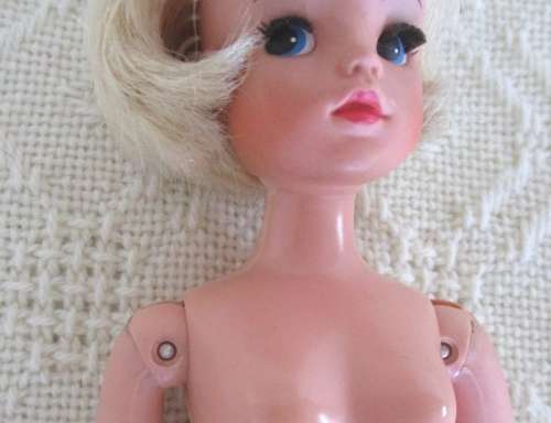RARE FIND!! A VINTAGE 1974 LOVELY LIVELY SINDY DOLL WITH BUBBLE CUT!!