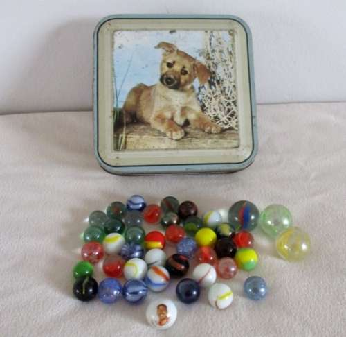 AN OLD TIN CONTAINING 40 MARBLES INCLUDING 3 LARGE 'GHOENS' PLUS  BASKETBALL PAUL GAFFERTY MARBLE