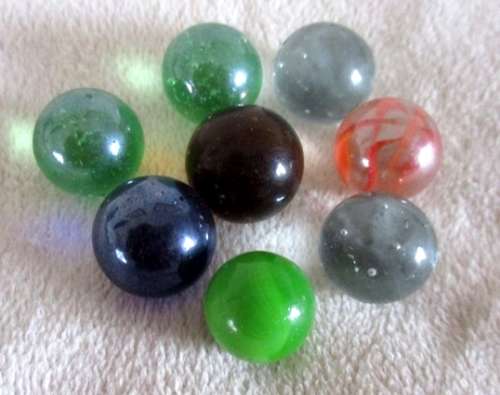AN OLD TIN CONTAINING 40 MARBLES INCLUDING 3 LARGE 'GHOENS' PLUS  BASKETBALL PAUL GAFFERTY MARBLE