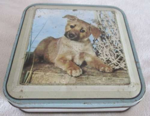 AN OLD TIN CONTAINING 40 MARBLES INCLUDING 3 LARGE 'GHOENS' PLUS  BASKETBALL PAUL GAFFERTY MARBLE