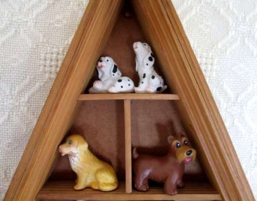 CUTE STAND DISPLAYING 15 COLLECTABLE SMALL DOGS