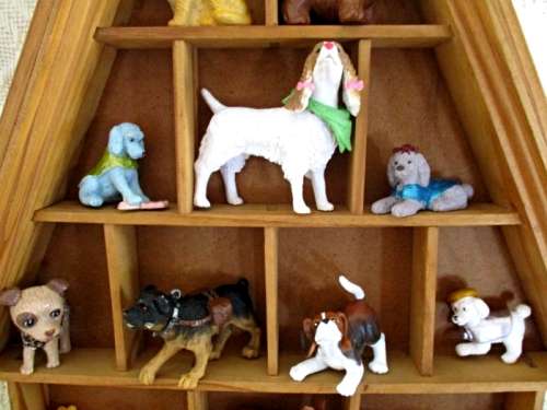 CUTE STAND DISPLAYING 15 COLLECTABLE SMALL DOGS