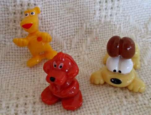 CUTE STAND DISPLAYING 15 COLLECTABLE SMALL DOGS