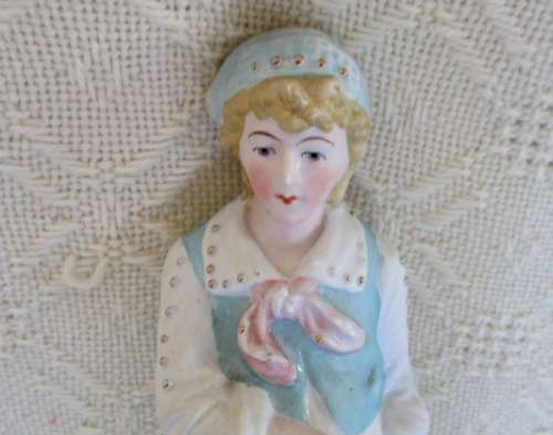 A STUNNING VINTAGE/ANTIQUE HAND PAINTED PARIAN WARE FIGURE OF BOY IN PERIOD DRESS