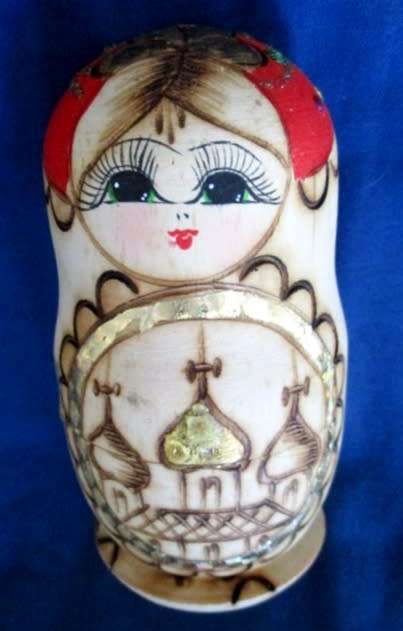 PRETTY FIVE PIECE MATRYOSHKA NESTING DOLL SET