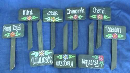 FOR THE AVID HERB GARDENER - 30 PRETTY WOODEN SIGNS AND AN UNUSED GARDEN HAT!