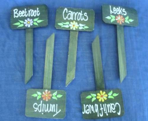 FOR THE AVID HERB GARDENER - 30 PRETTY WOODEN SIGNS AND AN UNUSED GARDEN HAT!