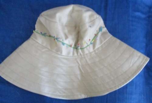 FOR THE AVID HERB GARDENER - 30 PRETTY WOODEN SIGNS AND AN UNUSED GARDEN HAT!