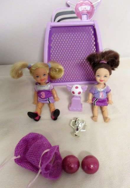 RELISTED - CUTE 2006/7 MATTEL BARBIE'S SISTERS KELLY/SHELLY PLUS SPORTS EQUIPEMNT - FOOTBALL?