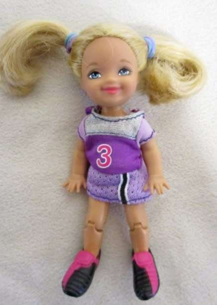 RELISTED - CUTE 2006/7 MATTEL BARBIE'S SISTERS KELLY/SHELLY PLUS SPORTS EQUIPEMNT - FOOTBALL?