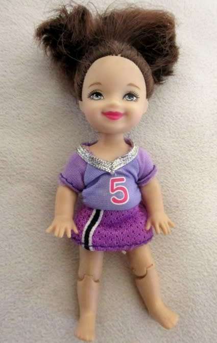 RELISTED - CUTE 2006/7 MATTEL BARBIE'S SISTERS KELLY/SHELLY PLUS SPORTS EQUIPEMNT - FOOTBALL?