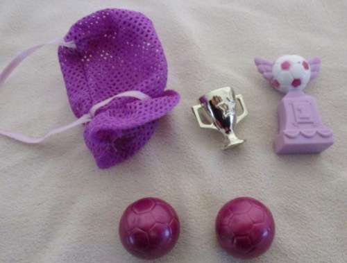 RELISTED - CUTE 2006/7 MATTEL BARBIE'S SISTERS KELLY/SHELLY PLUS SPORTS EQUIPEMNT - FOOTBALL?