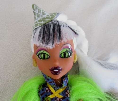 MGA BRATZ - STRIKING SASHABELLA PAWS FROM THE BRATZILLAZ HOUSE OF WITCHES IN 'AS NEW' CONDITION