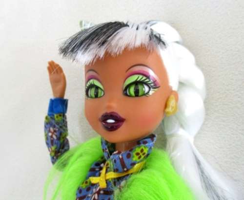 MGA BRATZ - STRIKING SASHABELLA PAWS FROM THE BRATZILLAZ HOUSE OF WITCHES IN 'AS NEW' CONDITION
