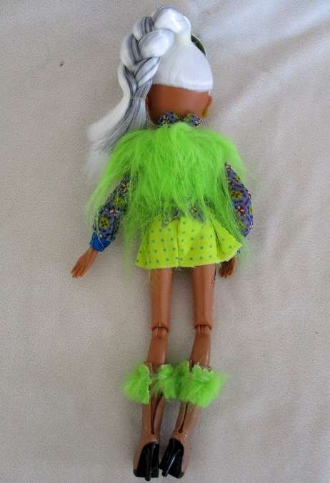 MGA BRATZ - STRIKING SASHABELLA PAWS FROM THE BRATZILLAZ HOUSE OF WITCHES IN 'AS NEW' CONDITION