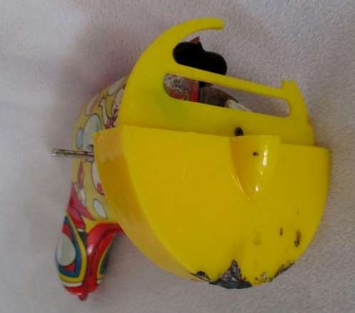 A VERY OLD VINTAGE 1940's/50's BURROUGHS TIN PLATE MECHANICAL BUBBLE GUN IN NEED OF TLC