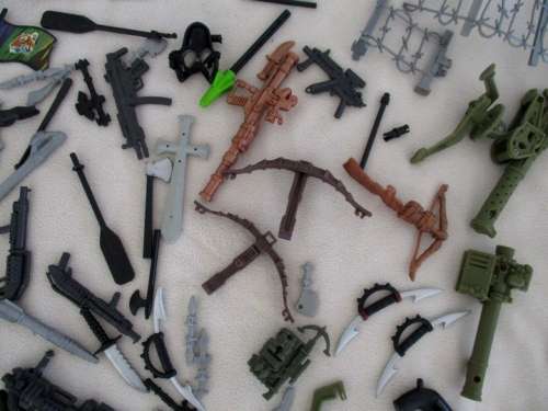 BATCH OF MILITARY AND OTHER EQUIPMENT FOR YOUR ACTION FIGURES