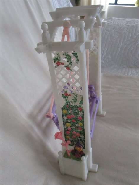 PRETTY PLASTIC SWING CHAIR FOR BARBIE SIZE DOLL OR SMALL BEAR