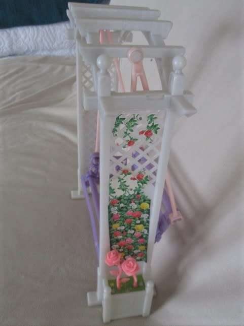 PRETTY PLASTIC SWING CHAIR FOR BARBIE SIZE DOLL OR SMALL BEAR