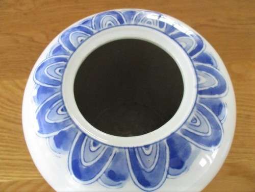 LARGE CHINESE HAND PAINTED BLUE AND WHITE LIDDED MELON JAR - SIGNED ON BASE