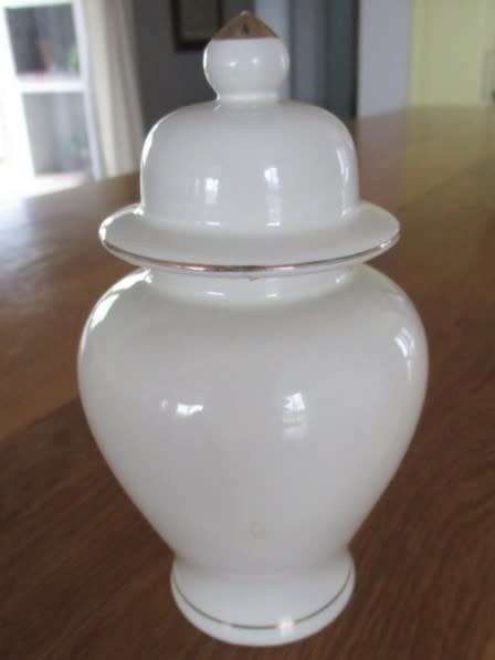 A JAPANESE GINGER JAR WITH LOVELY PEACOCK DESIGN - SIGNED ON BASE