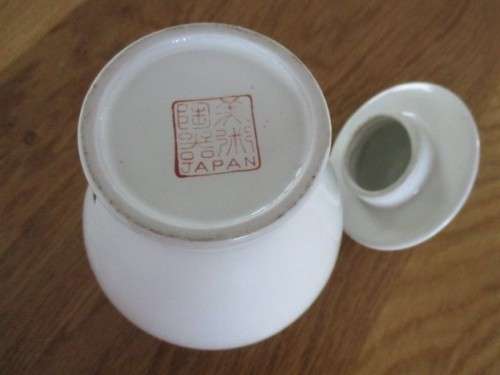 A JAPANESE GINGER JAR WITH LOVELY PEACOCK DESIGN - SIGNED ON BASE