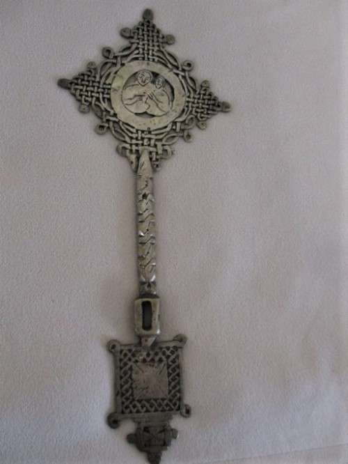 VERY UNIQUE ORIENTAL METAL ORNAMENTAL MOUNTED 'RODS' (30CM TALL EXCL. STAND) WITH BUDDHIST SYMBOLS