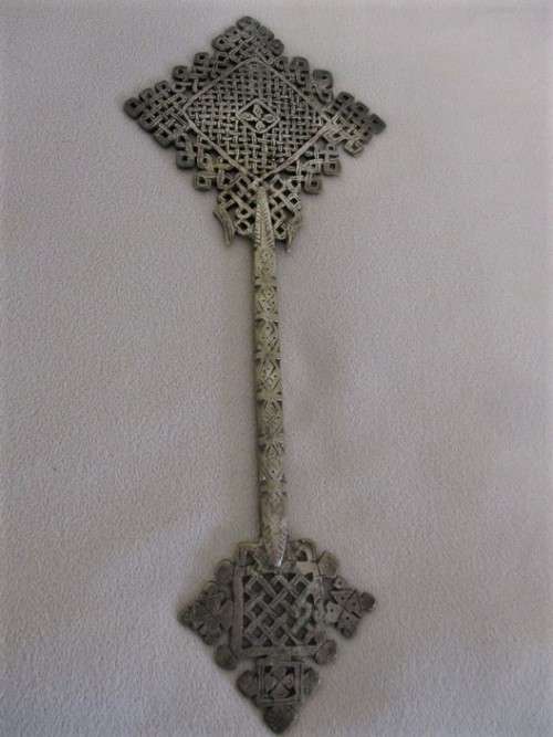 VERY UNIQUE ORIENTAL METAL ORNAMENTAL MOUNTED 'RODS' (30CM TALL EXCL. STAND) WITH BUDDHIST SYMBOLS