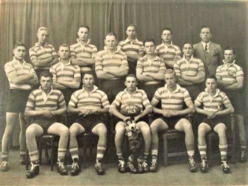 1943 - A VINTAGE SIGNED PHOTOGRAPH OF HOERSKOOL KROONSTAD FIRST XV RUGBY TEAM