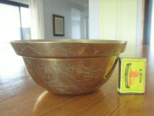 FOR JOHANN ONLY -VINTAGE CHINESE - MEDIUM-SIZED (600g) BRASS BOWL WITH DRAGON MOTIF - SIGNED ON BASE