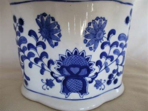 NICE SIZED 1996 CHINA BLUE PORCELAIN VASE MADE EXCLUSIVELY FOR SEYMOUR MANN