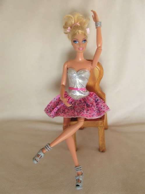 STUNNING MATTEL BARBIE DOLL WITH ARTICULATED (& PIVOTAL) KNEES, WRIST,ELBOWS & INTERCHANGEABLE HEAD