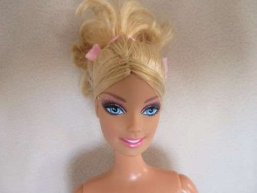 STUNNING MATTEL BARBIE DOLL WITH ARTICULATED (& PIVOTAL) KNEES, WRIST,ELBOWS & INTERCHANGEABLE HEAD