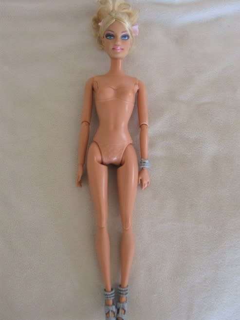 STUNNING MATTEL BARBIE DOLL WITH ARTICULATED (& PIVOTAL) KNEES, WRIST,ELBOWS & INTERCHANGEABLE HEAD