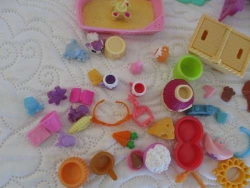 NO.41 - HASBRO LITTLEST PET SHOP - A WHOLE LOAD OF MIXED LPS ACCESSORIES ETC